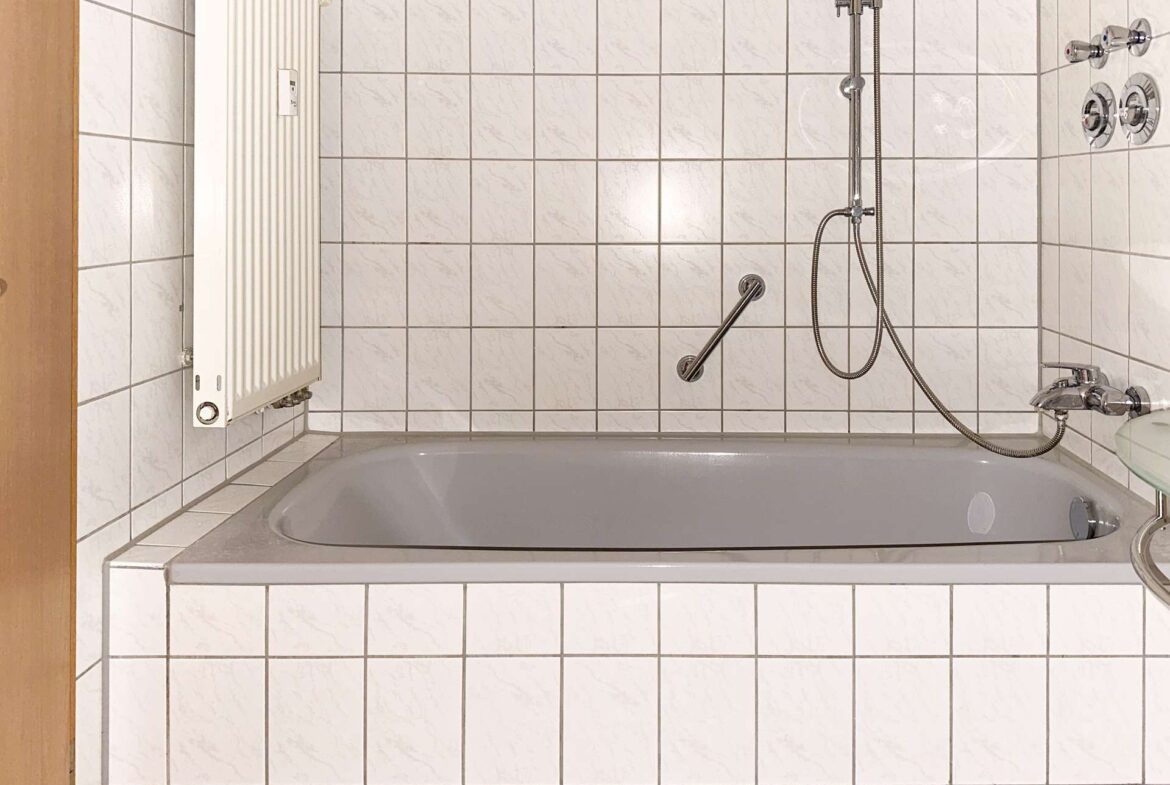 Bad mit Badewanne