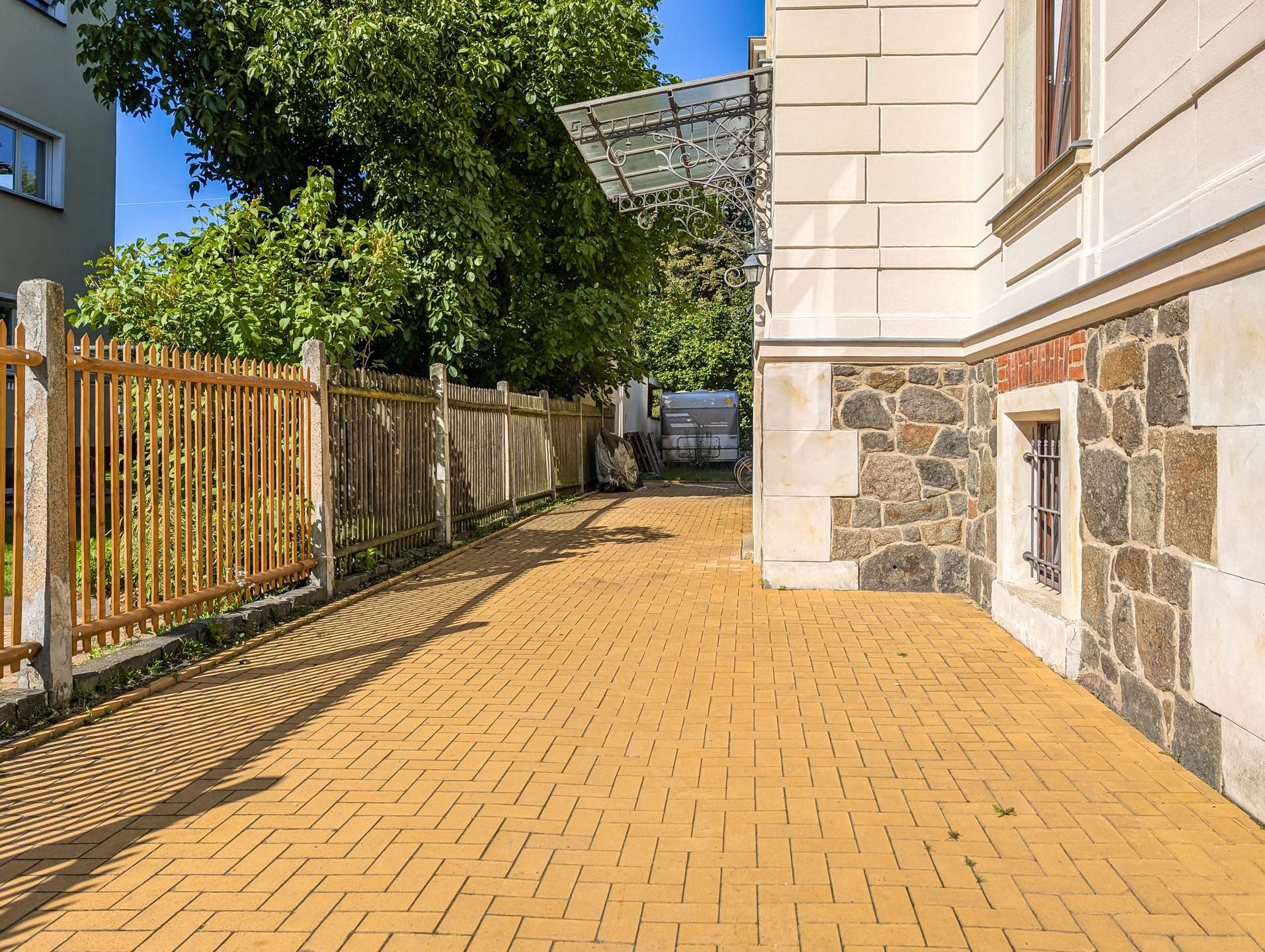 Vor dem Hauseingang