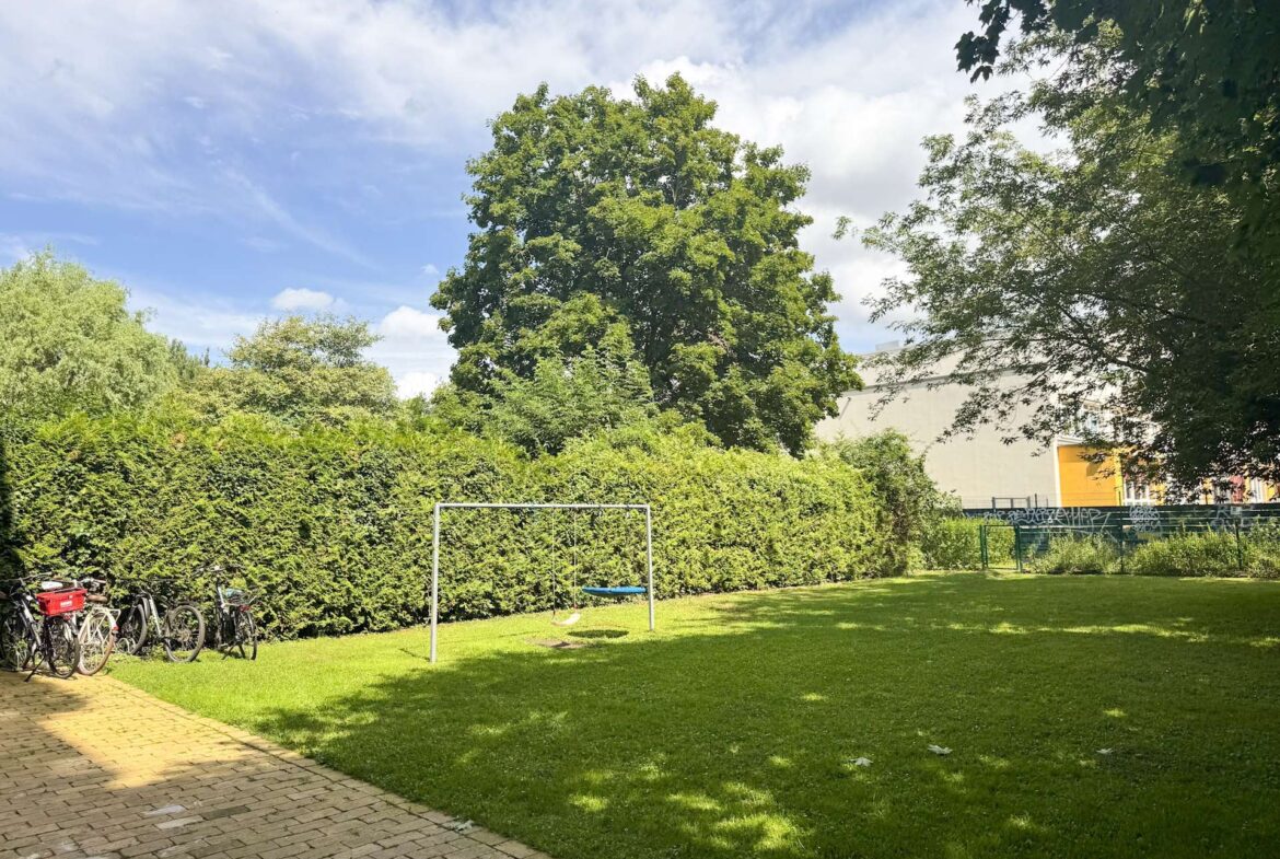 Großer, grüner Innenhof