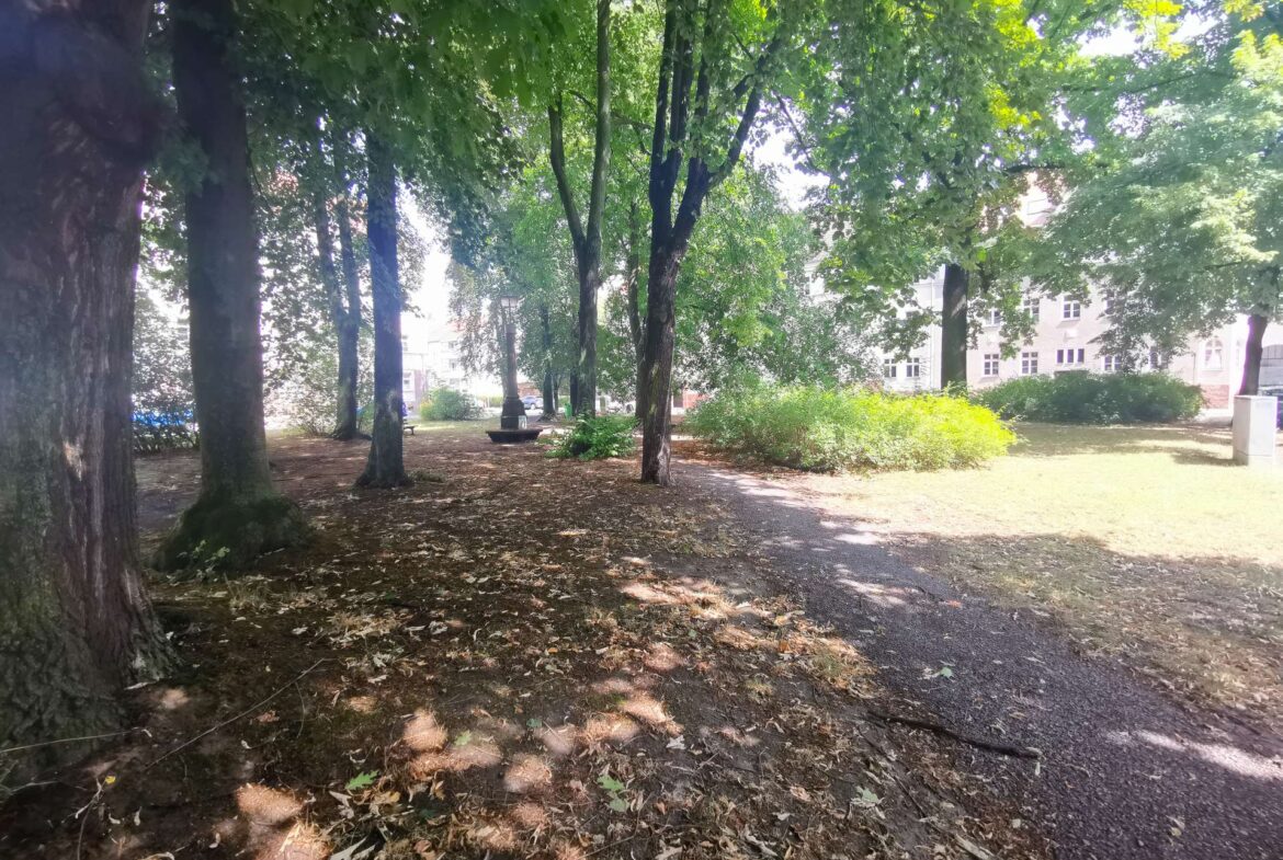 Kleiner Park vor dem Haus