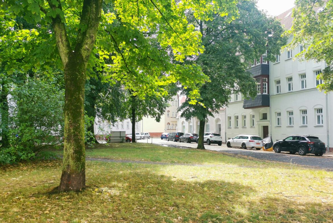 Kleiner Park vor dem Haus