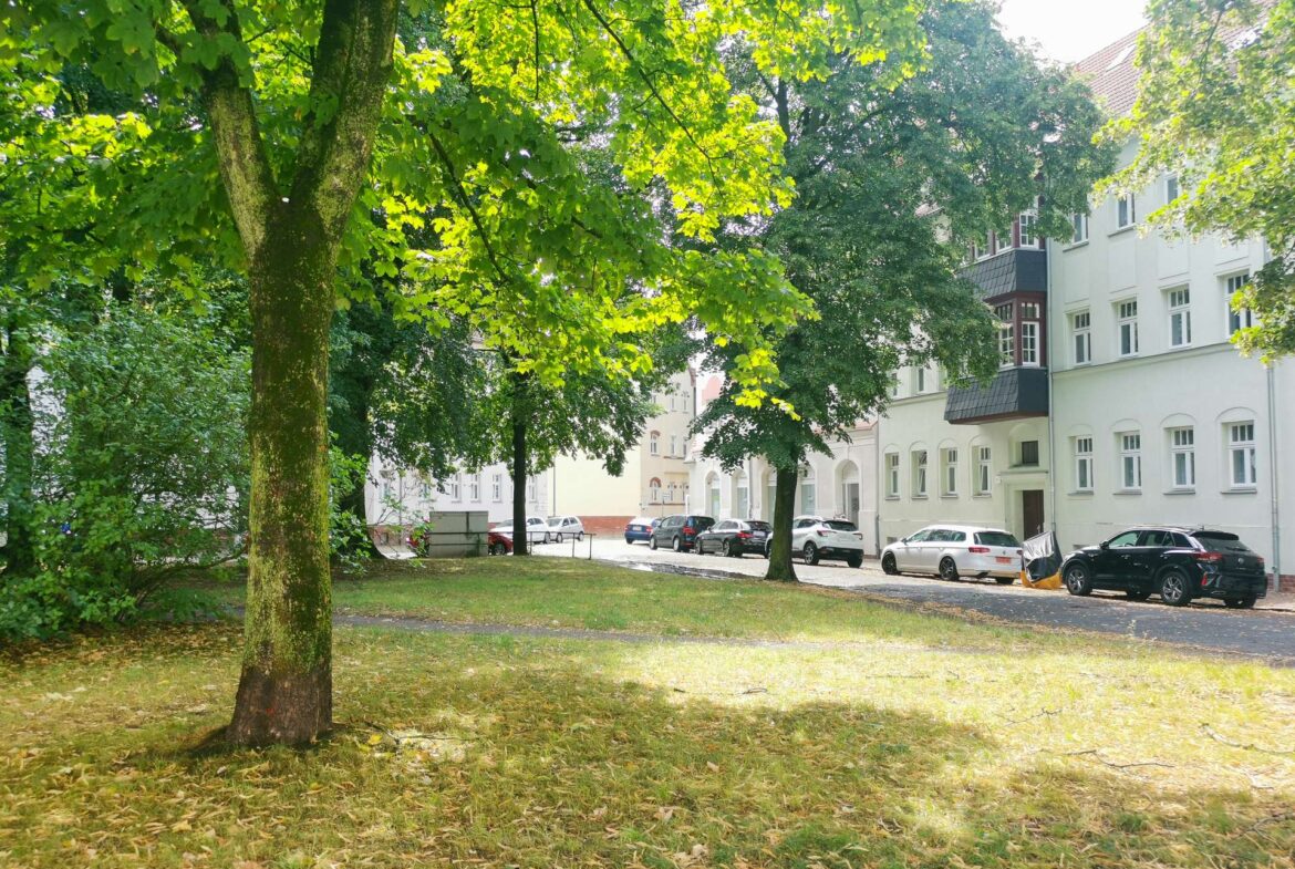 Kleiner Park vor dem Haus