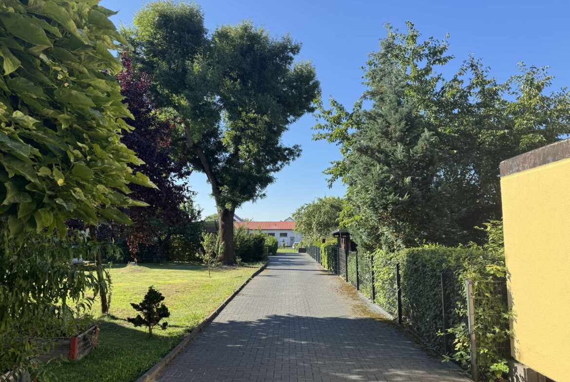 Zufahrt zum Baugrundstück