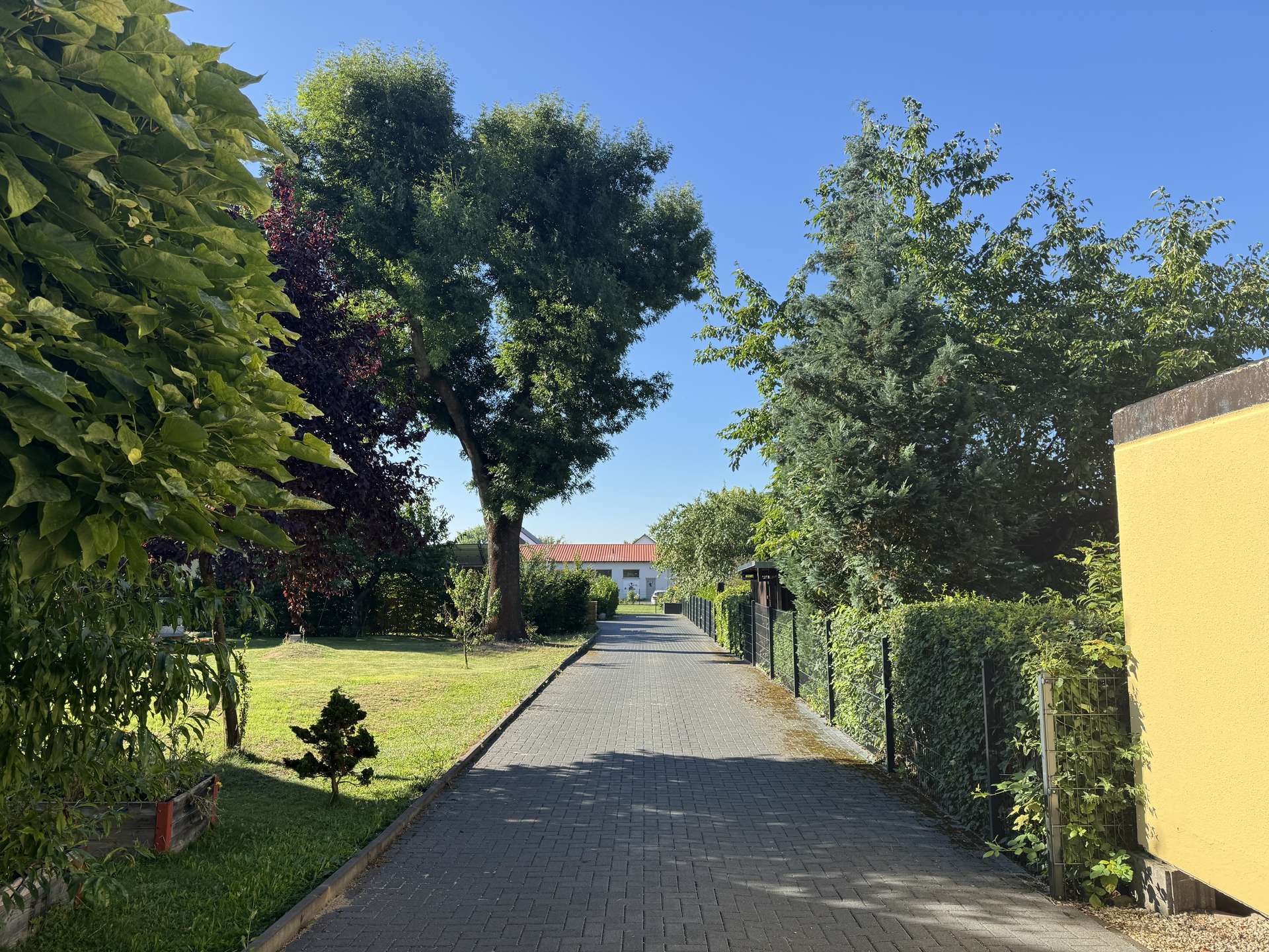 Zufahrt zum Baugrundstück