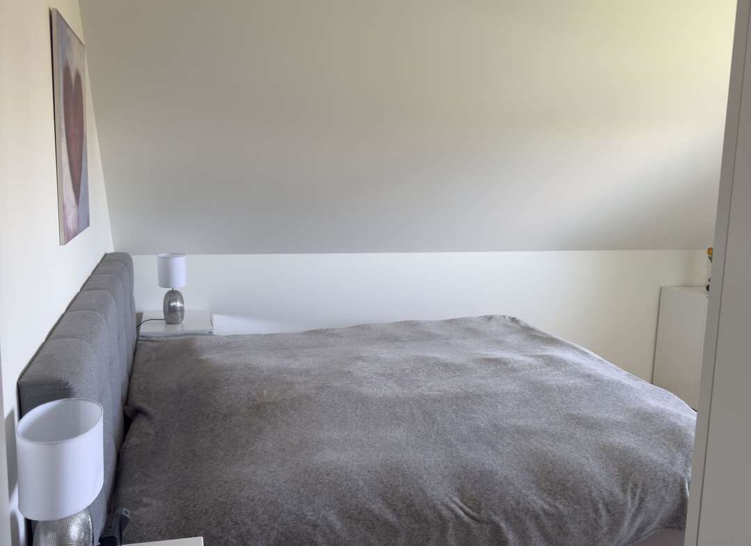 Schlafzimmer mit Bett 2,4 x 2,2 m