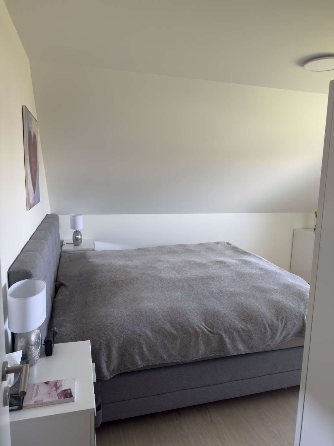 Schlafzimmer mit Bett 2,4 x 2,2 m
