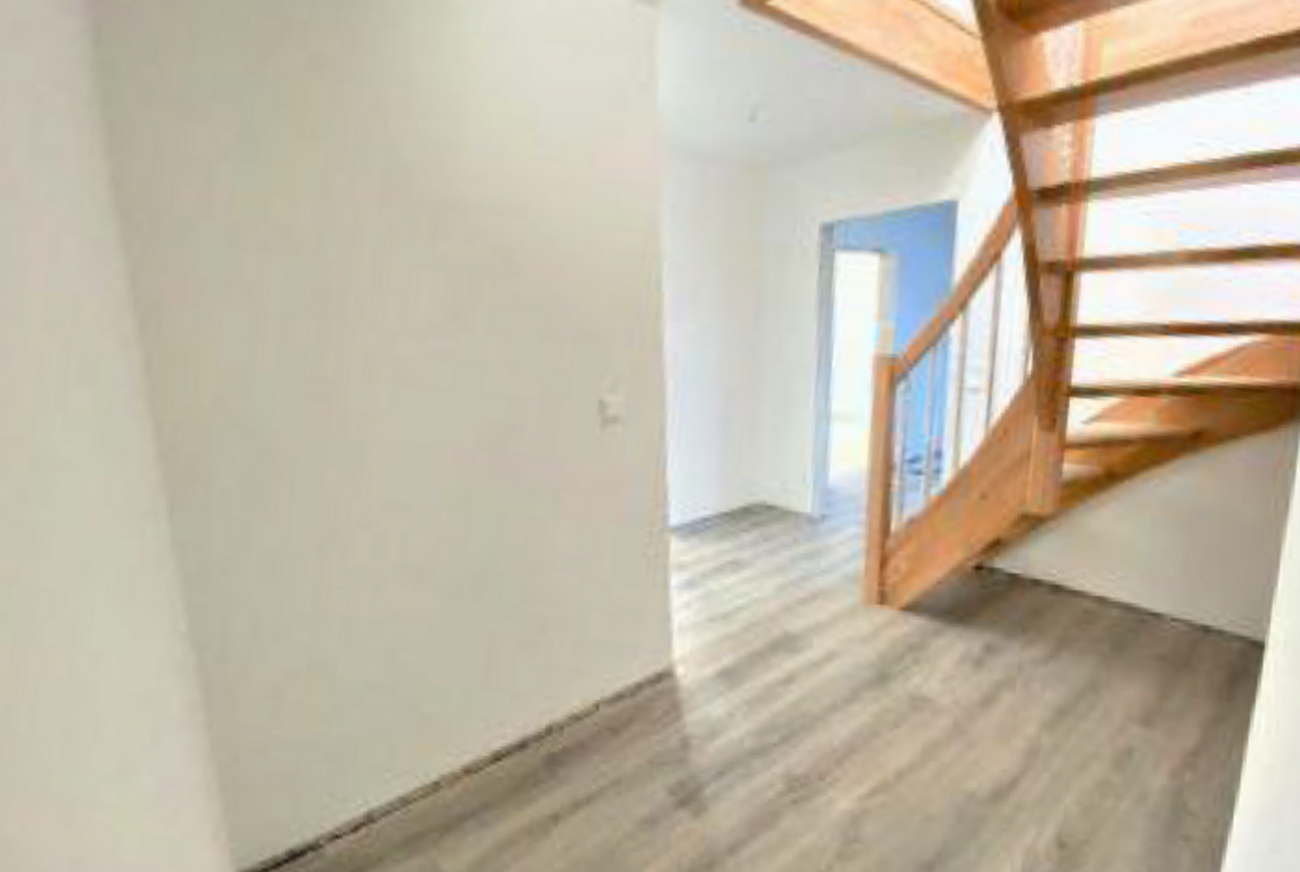 Musterwohnung Flur mit Treppenaufgang