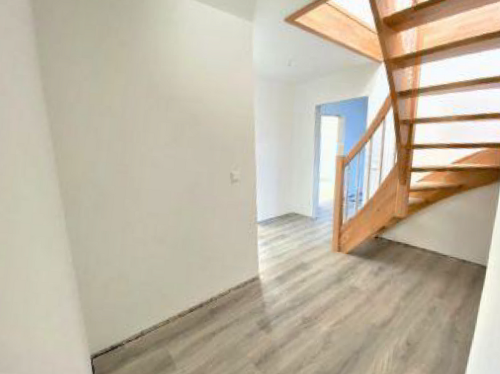 Musterwohnung Flur mit Treppenaufgang