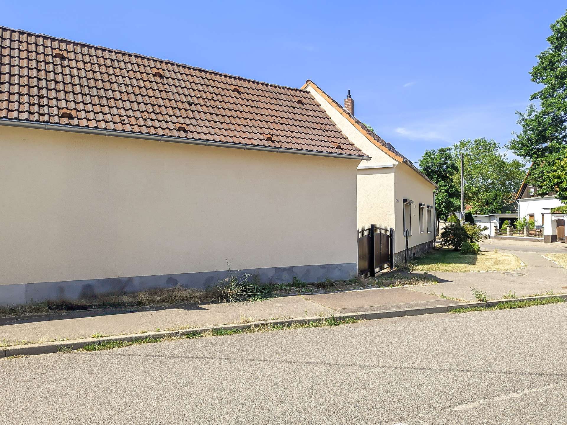 Gebäudeanblick von der Straße