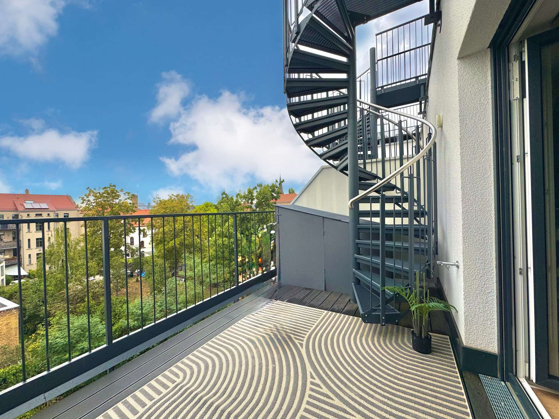 Balkon mit Zugang zur Dachterrasse