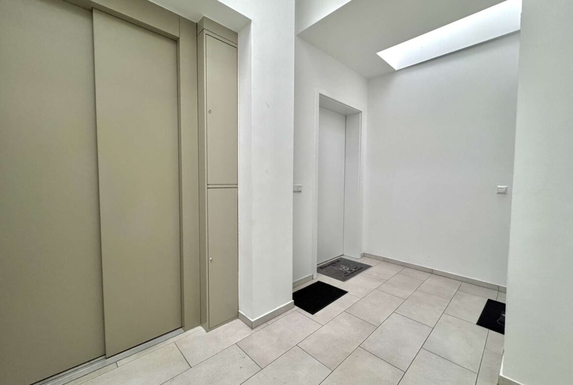 Wohnungseingang neben Aufzug