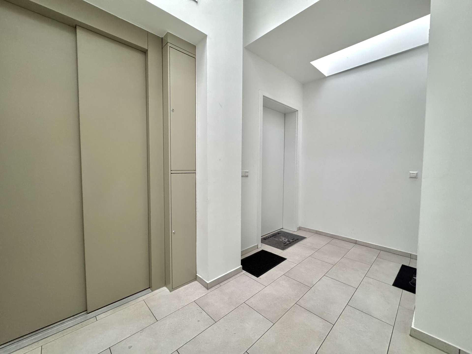 Wohnungseingang neben Aufzug