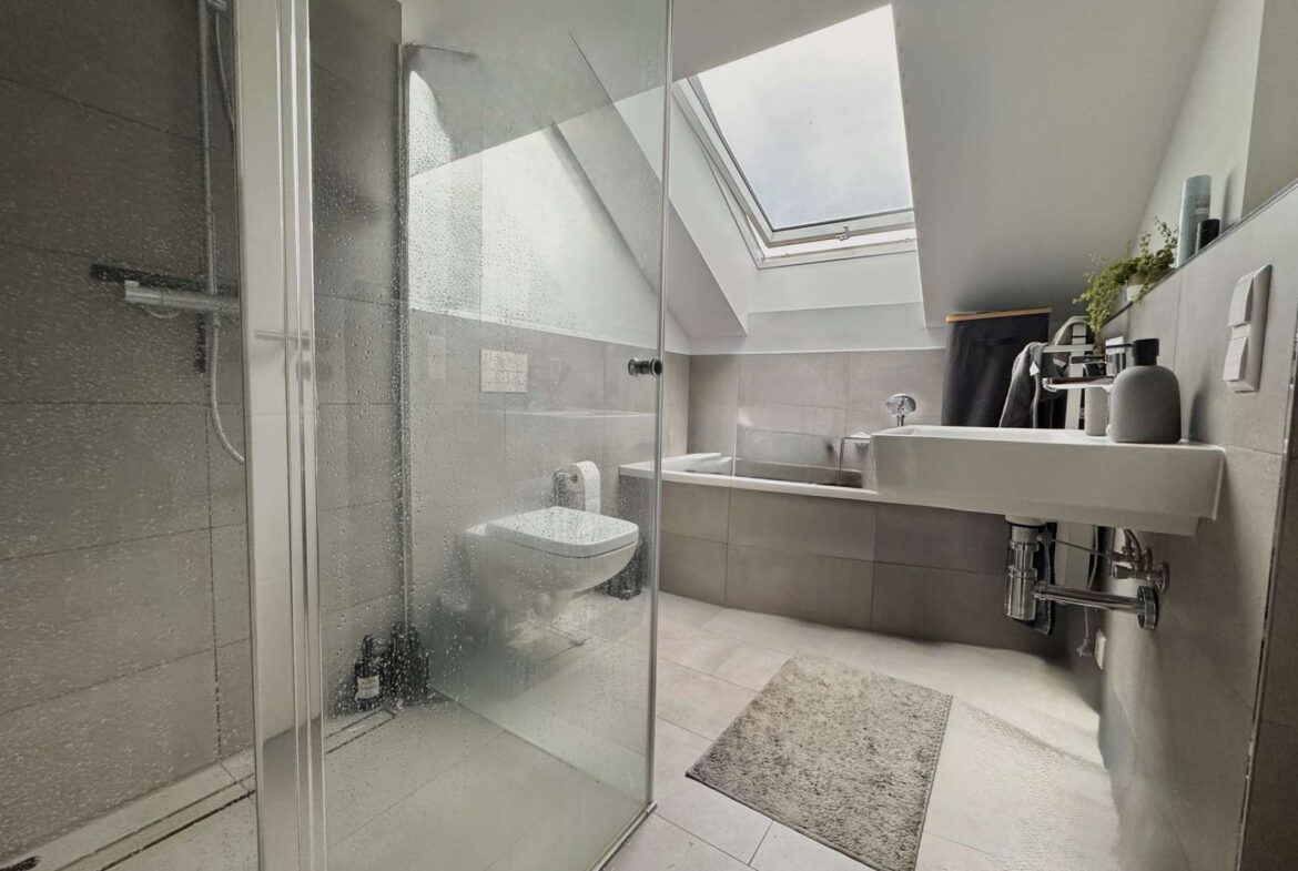 Tageslichtbad mit Dusche und Wanne