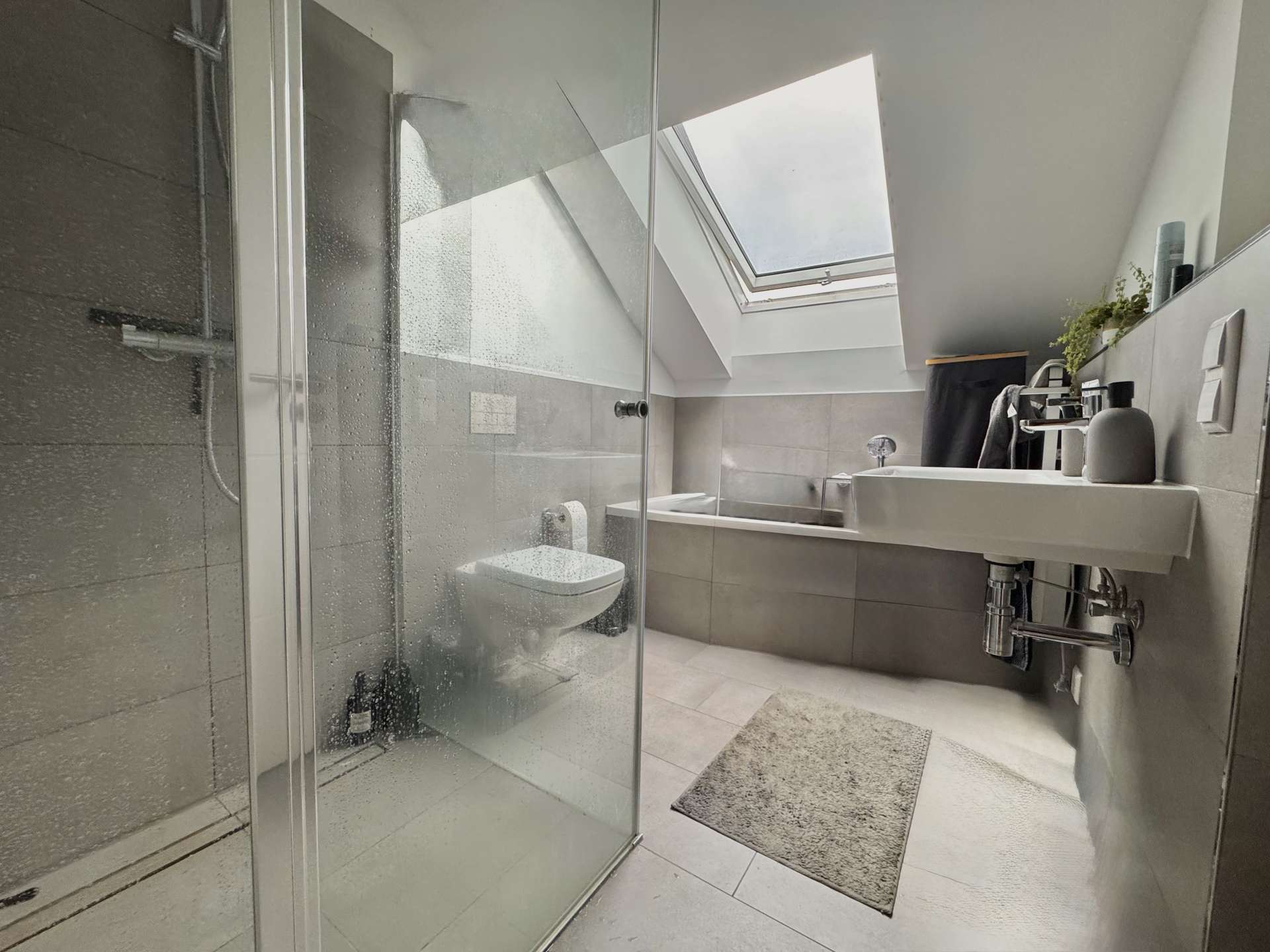 Tageslichtbad mit Dusche und Wanne