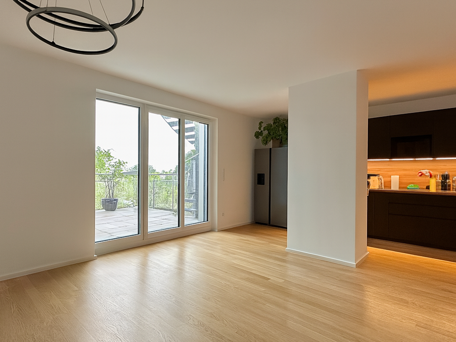 Wohnzimmer mit offener küche