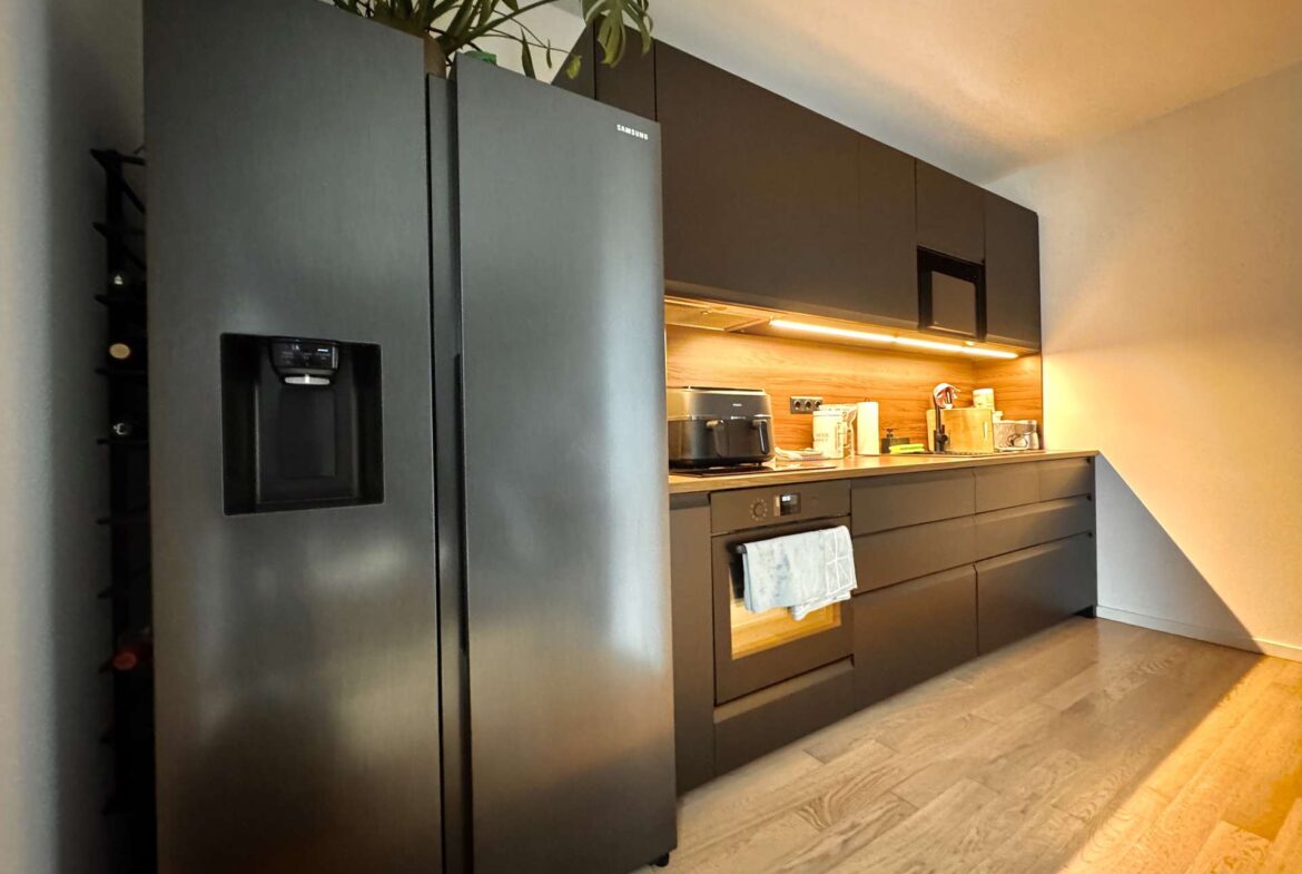 Großer Kühlschrank mit Eismaschine