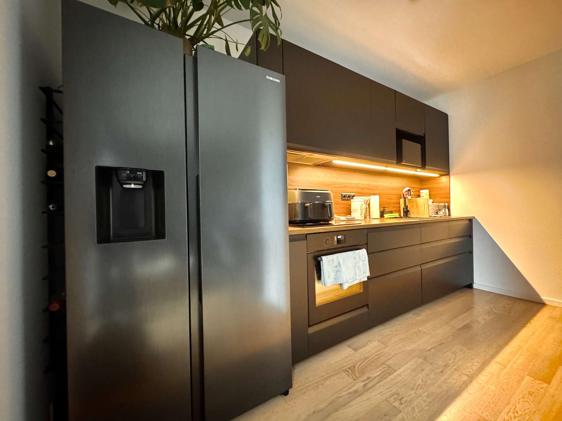 Großer Kühlschrank mit Eismaschine
