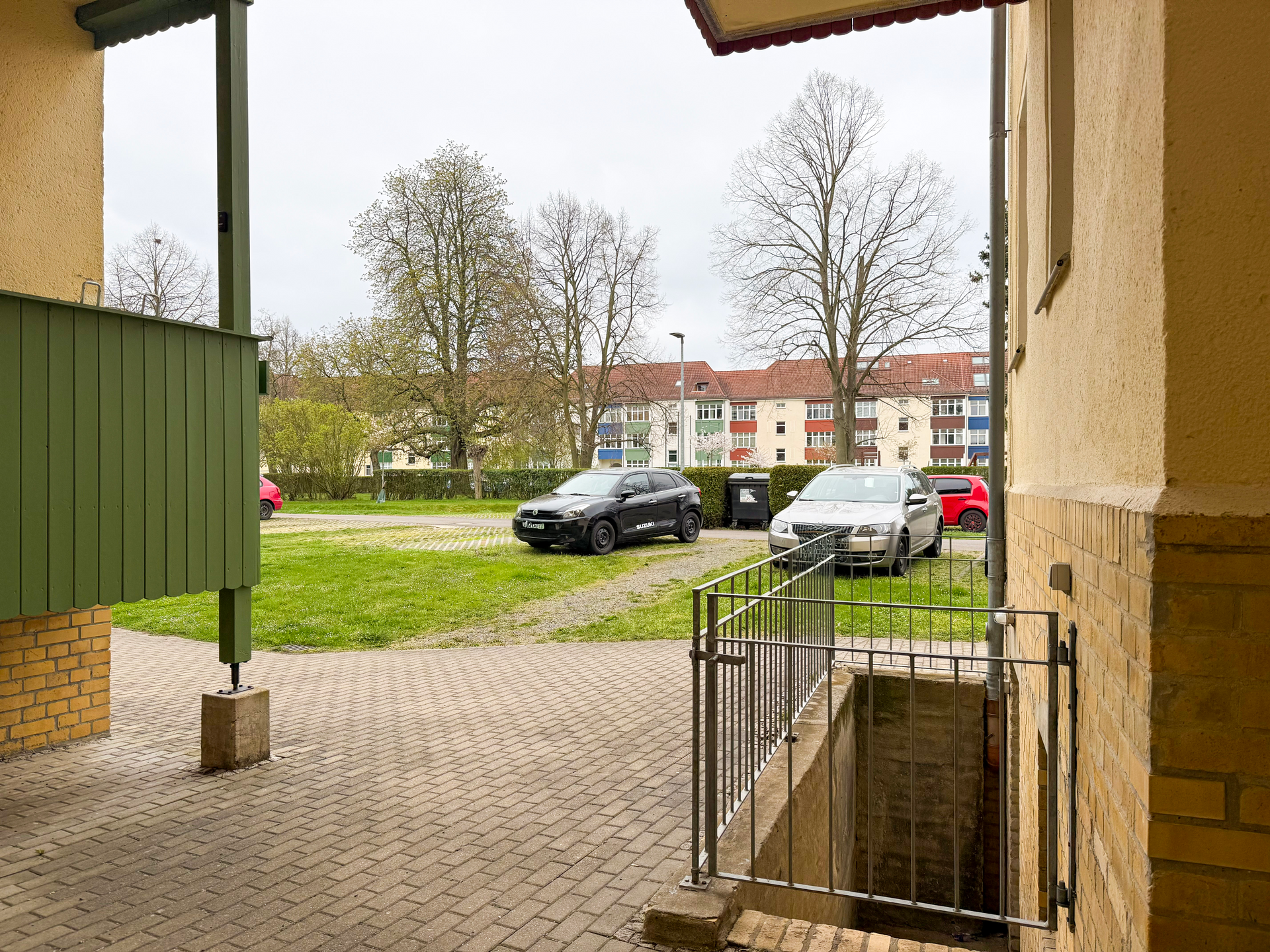 Blick in en Innenhof und Stellplatz