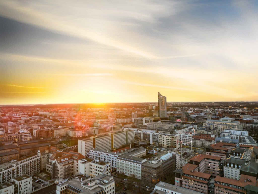 Drohnenfoto von Leipzig bei Sonnenuntergang