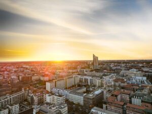 Drohnenfoto von Leipzig bei Sonnenuntergang