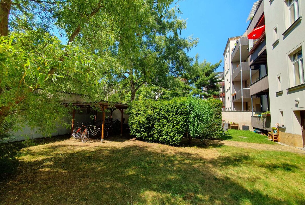 Garten mit Unterstellmöglichkeit für Räder