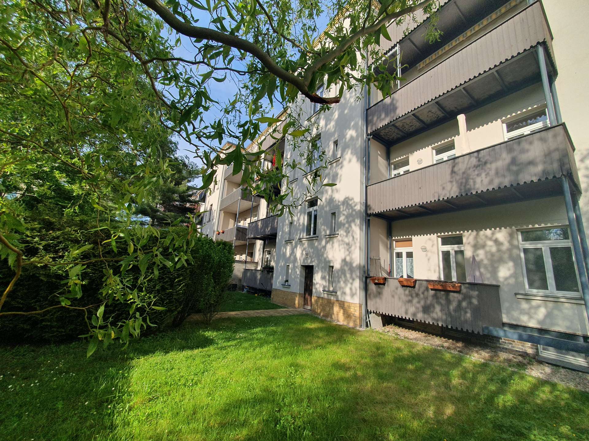 Balkon mit grünem Ausblick
