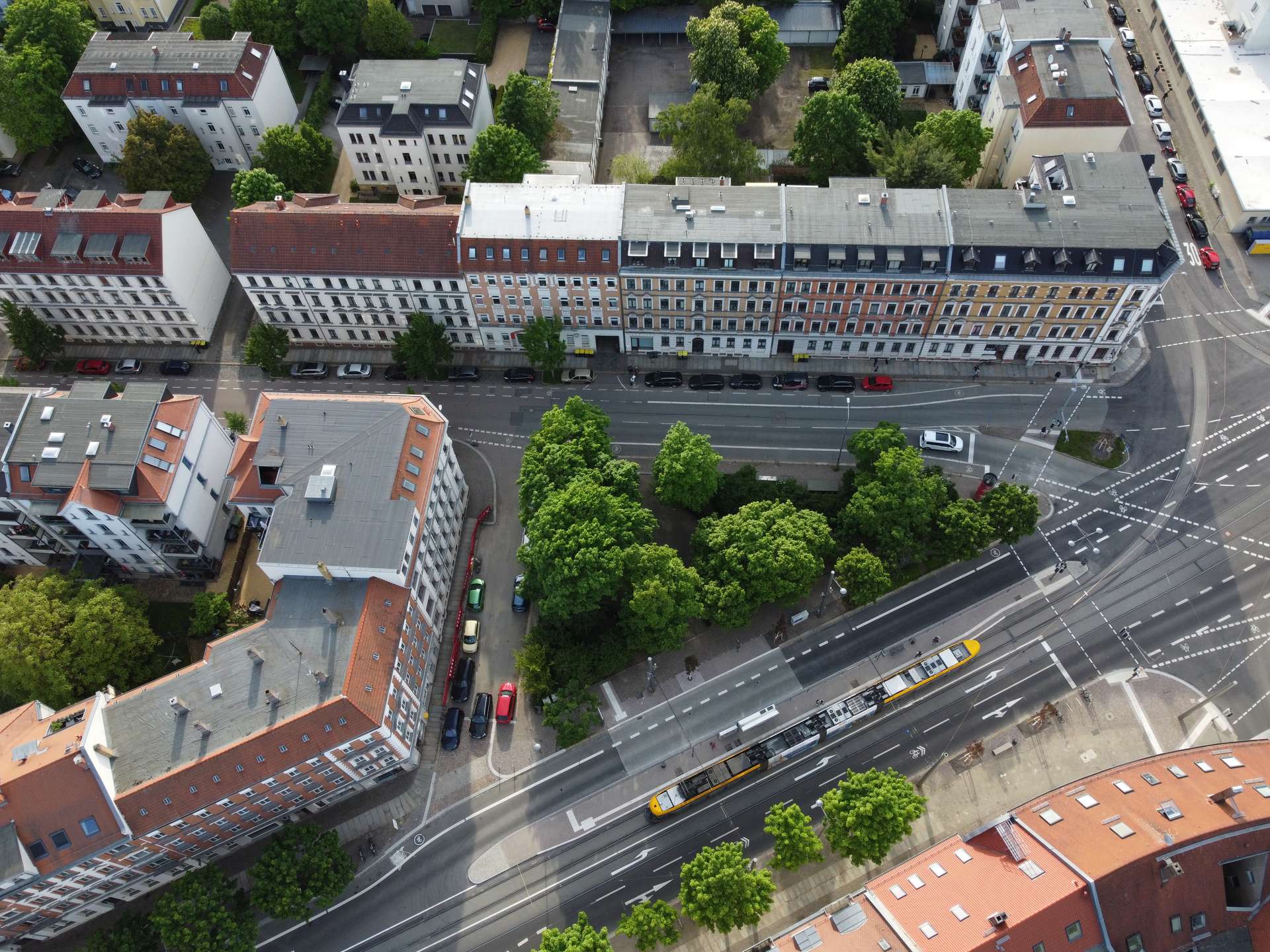 Blick von oben auf kleinen Park