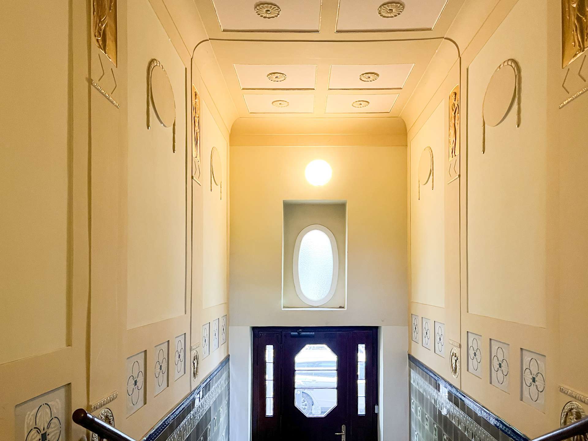 Treppenhaus mit Stuckelementen