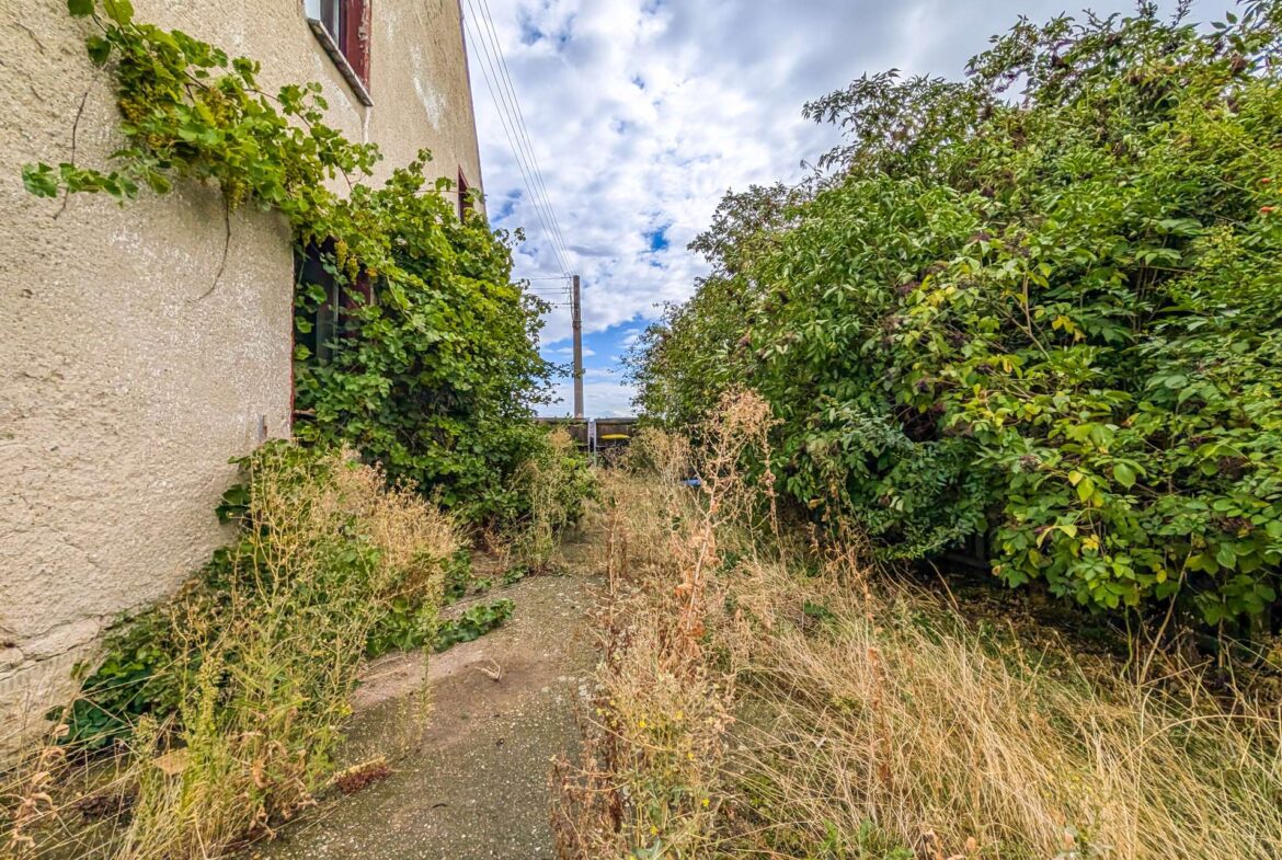 Weg hinter dem Haus