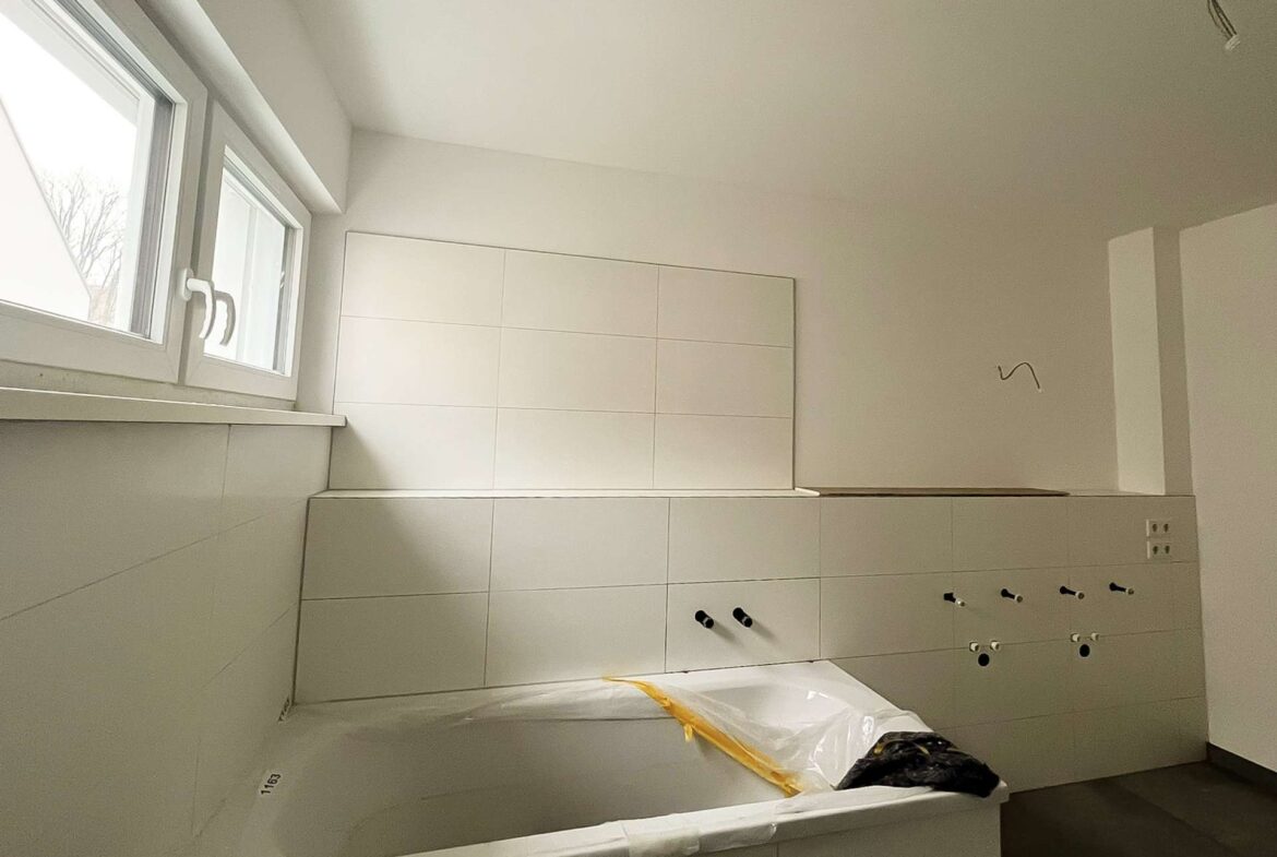 Badezimmer mit Badewanne und Dusche - Referenzbild