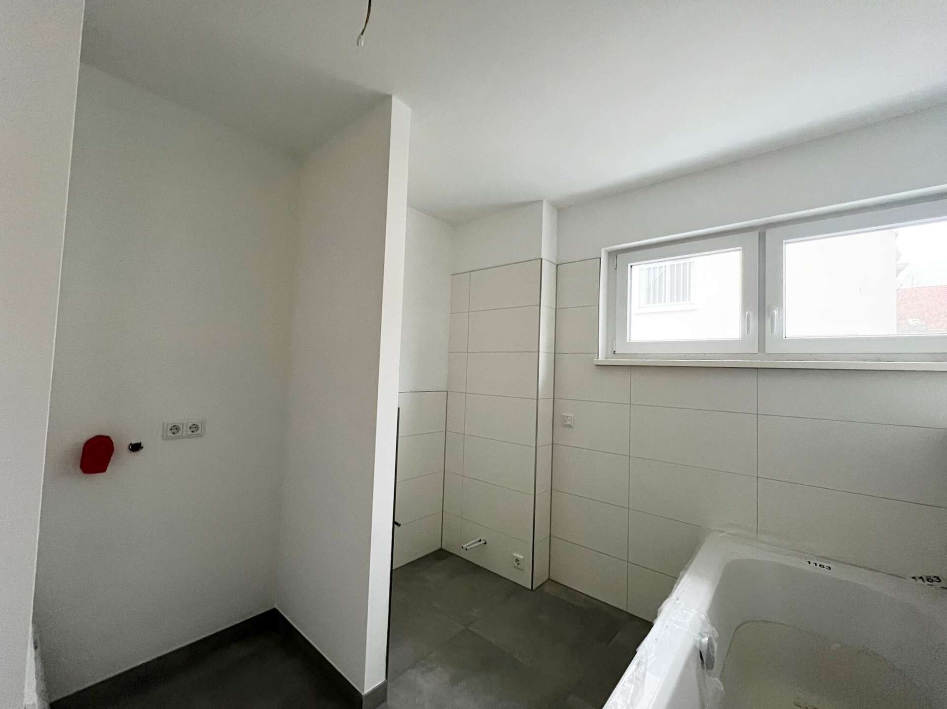 Tageslichtbad mit ebenerdiger Dusche
