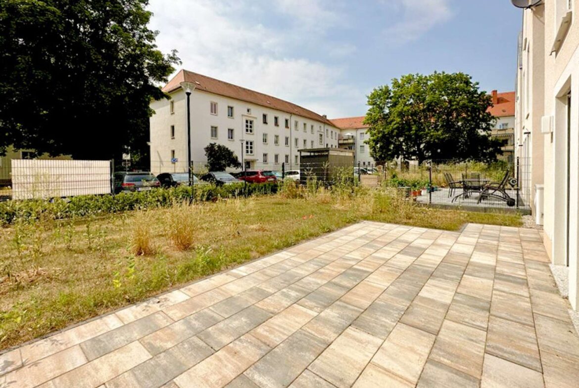 Großzügige Terrasse mit Garten - Referenzbild