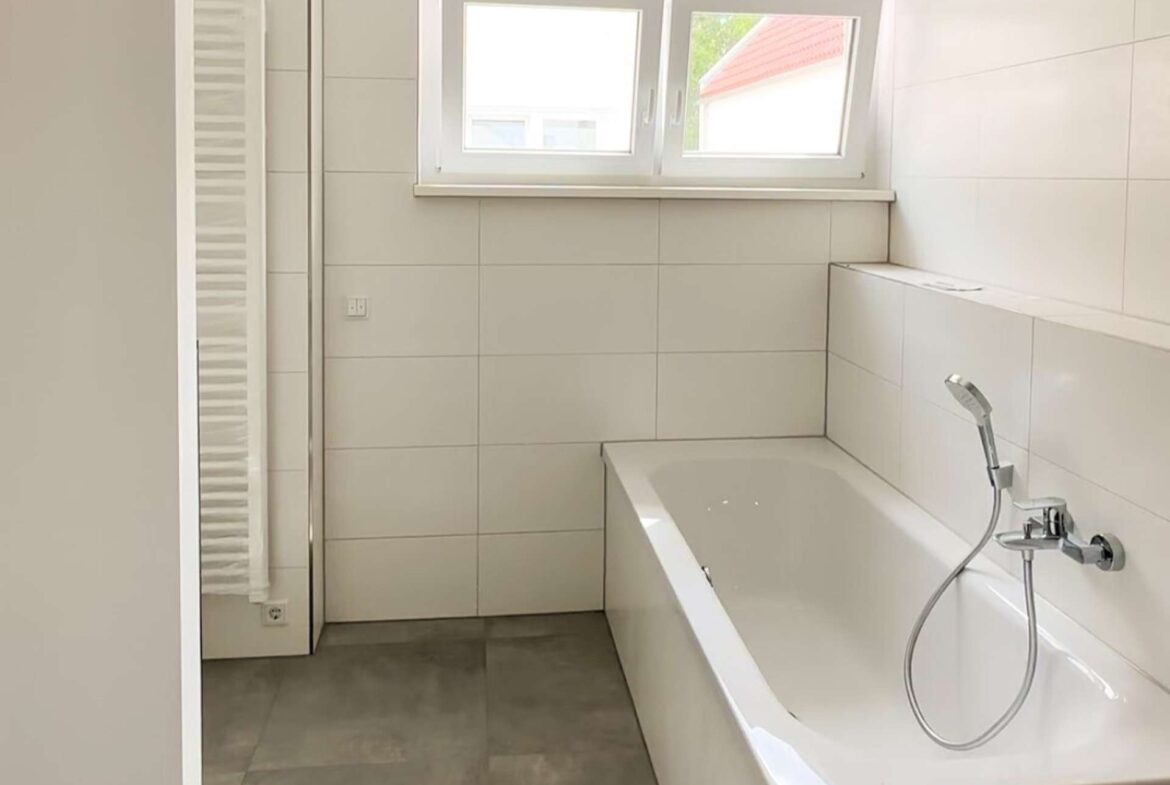 Tageslicht-Badezimmer mit Badewanne
