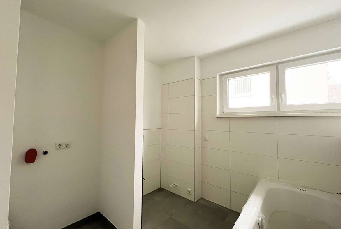 Tageslichtbad mit ebenerdiger Dusche - Referenzbild