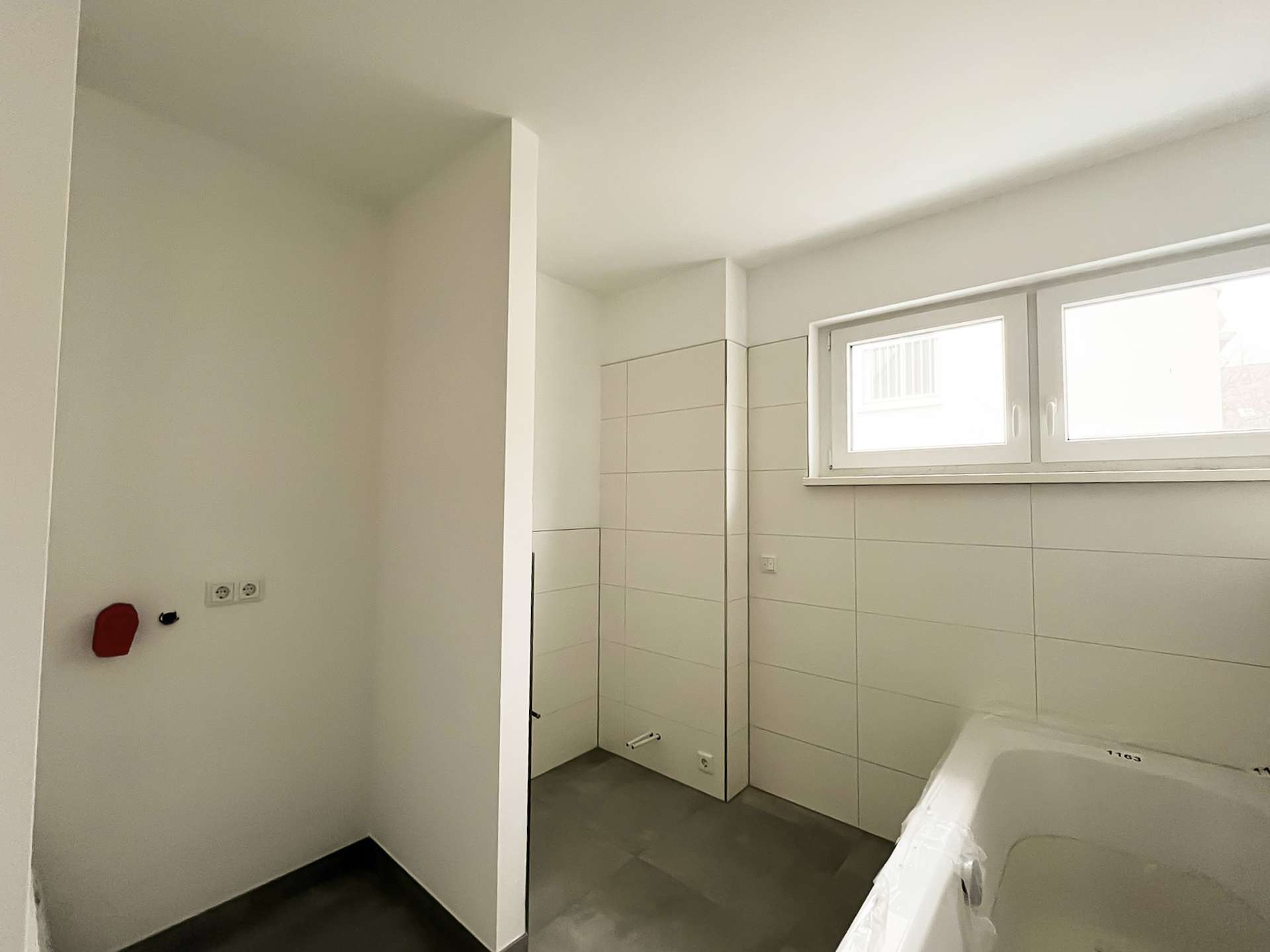 Tageslichtbad mit ebenerdiger Dusche - Referenzbild