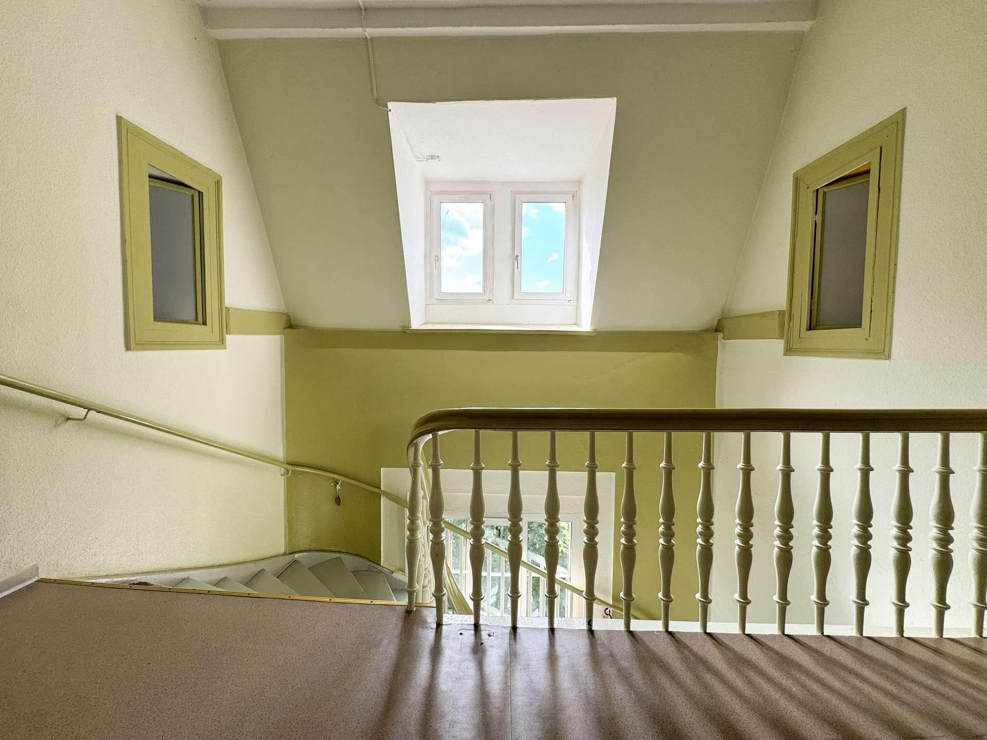 Treppenhaus mit Dachfenster