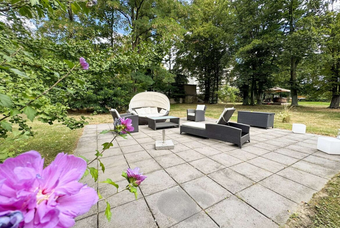 Große Gartenterrasse
