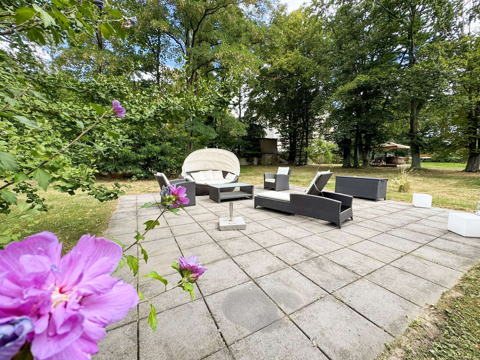Große Gartenterrasse