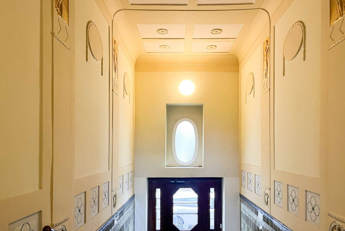 Treppenhaus mit Stuckelementen