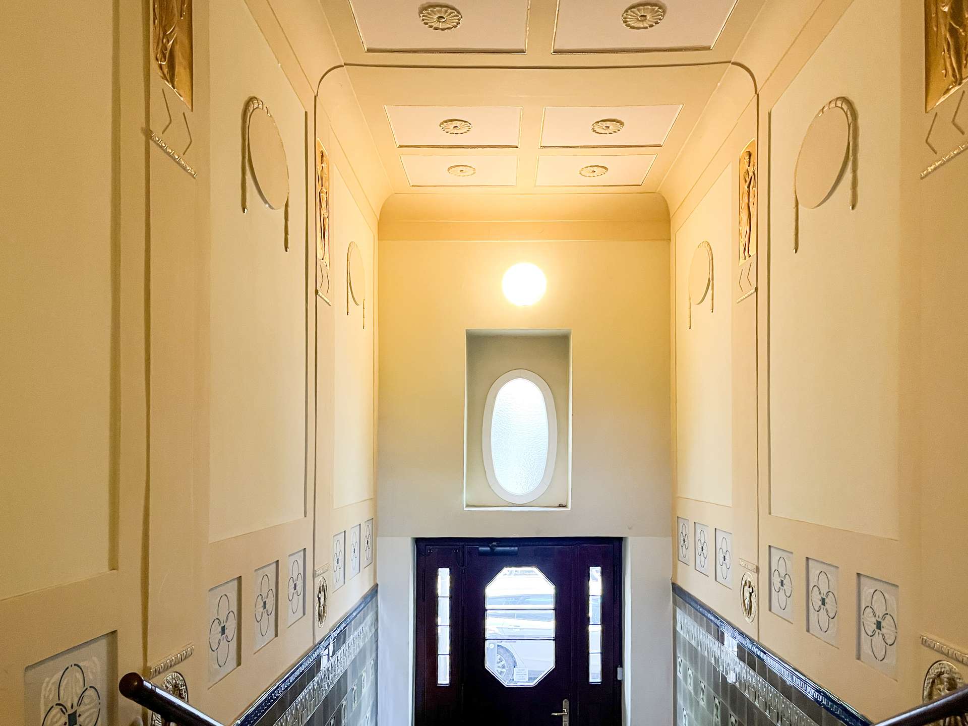 Treppenhaus mit Stuckelementen
