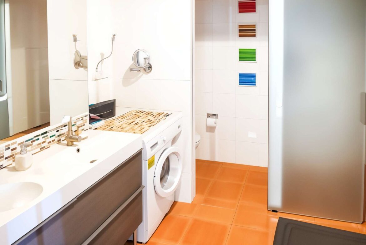 Doppelwaschbecken und WC