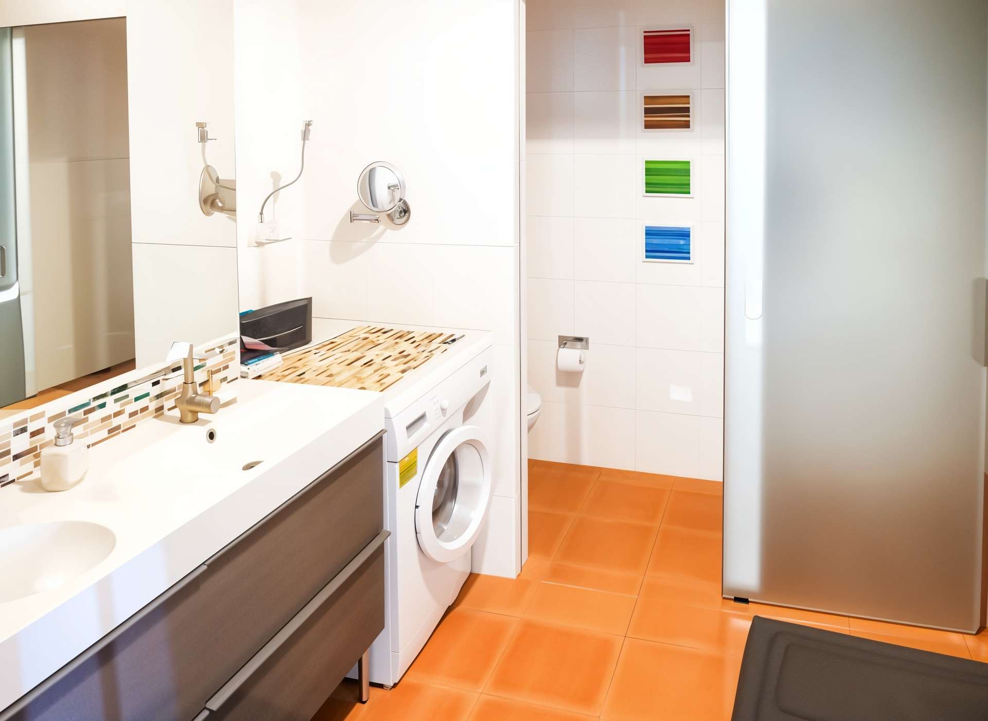 Doppelwaschbecken und WC