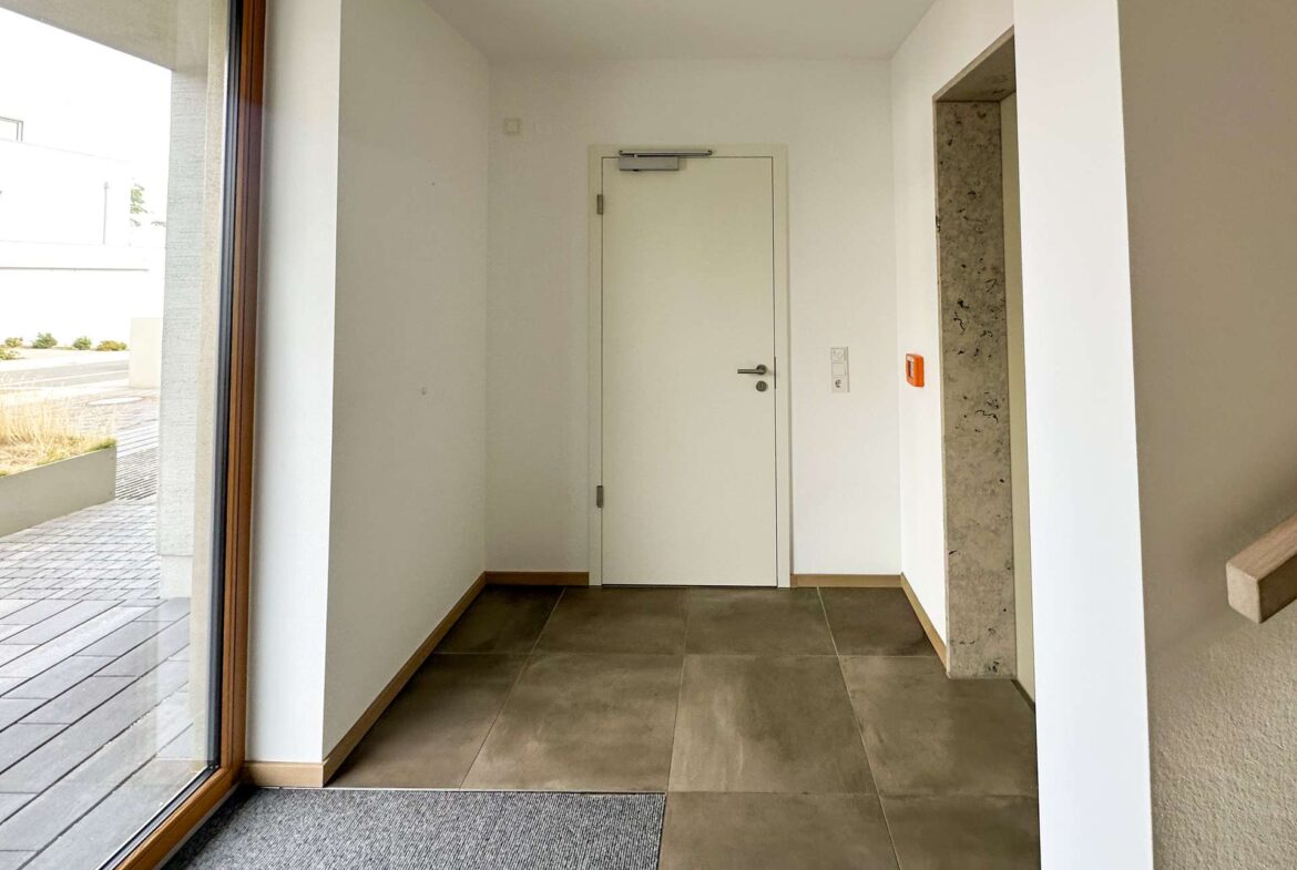 Helle Garderobe mit Garagenzugang