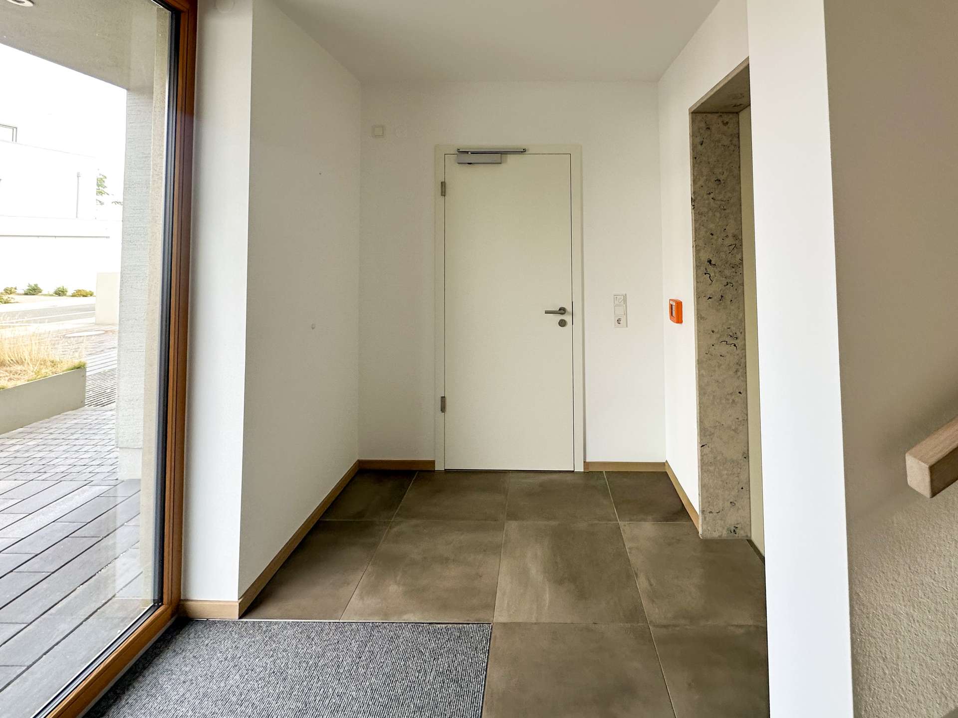 Helle Garderobe mit Garagenzugang