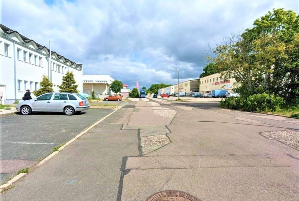 Außenansicht mit Straße
