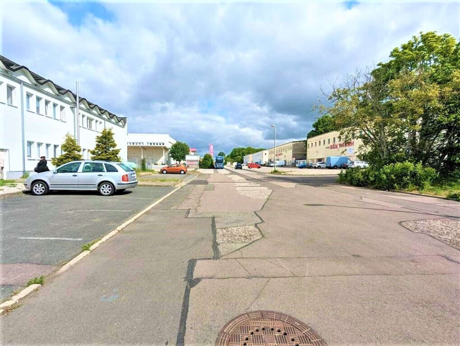 Außenansicht mit Straße