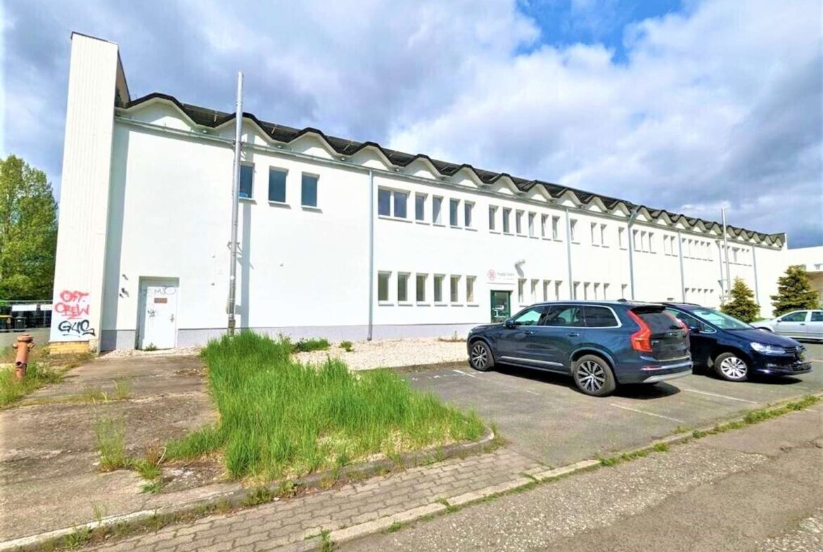 Außenansicht mit Parkplatz