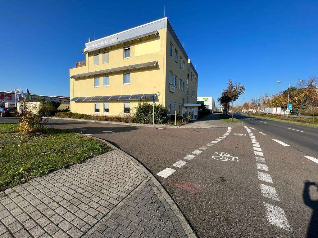 Seitenansicht mit Eingang