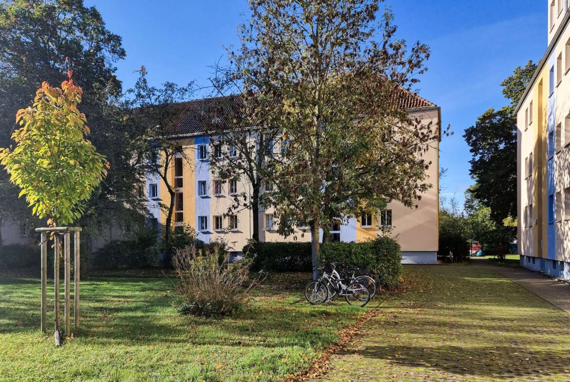 Gebäude-Vorplatz