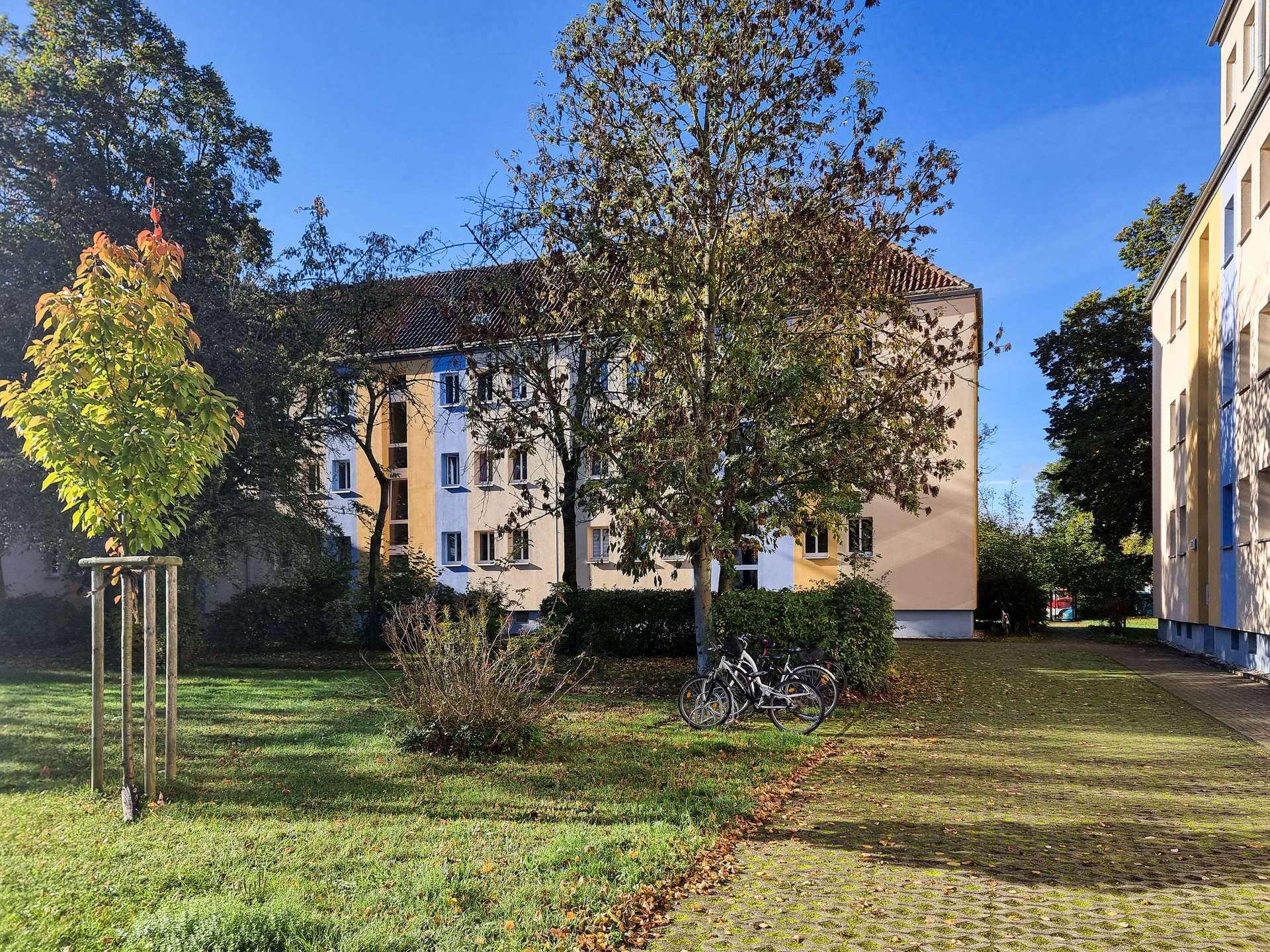 Gebäude-Vorplatz